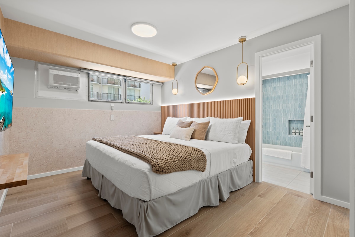 سرير بحجم كينج في غرفة النوم الرئيسية مع حمام داخلي وتلفزيون ذكي 55 بوصة