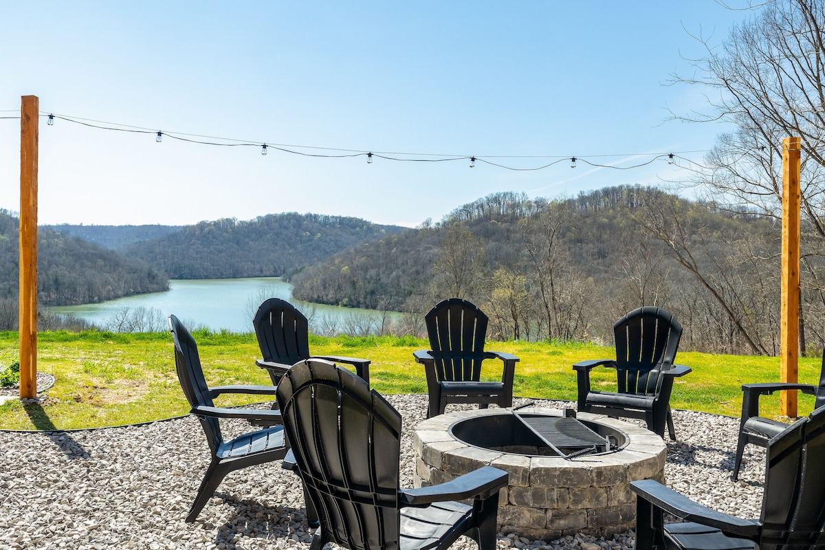 Center Hill Lake House - Views, Access & Firepit - Houses for Rent