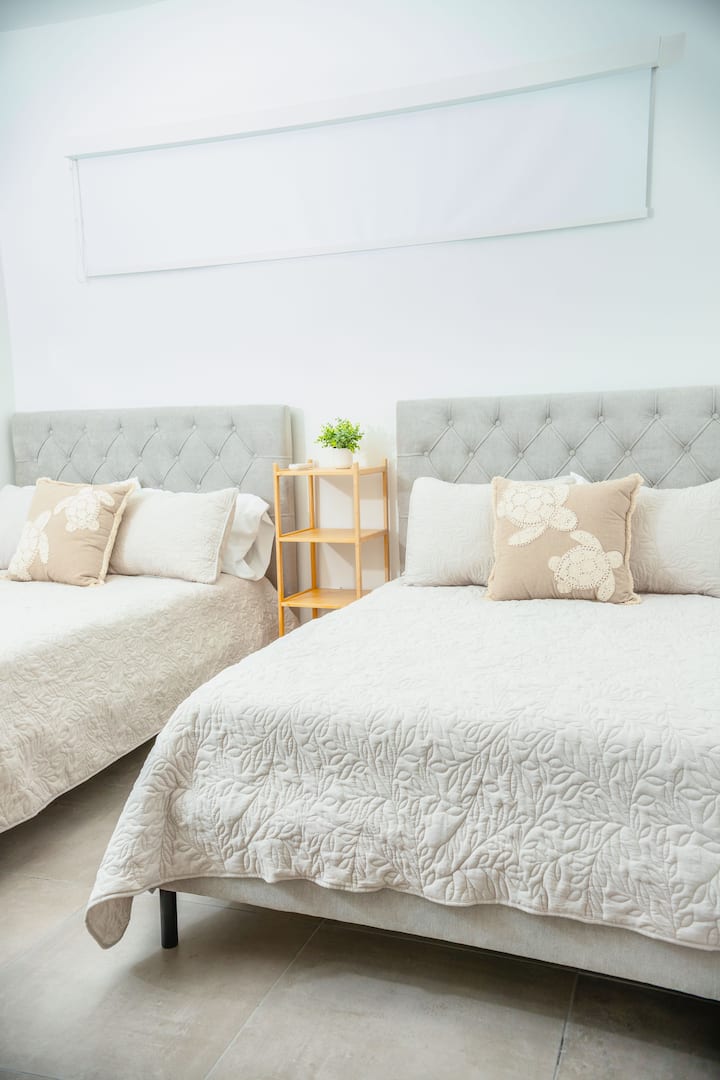 Chambre 2 : deux lits doubles.
