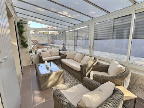 Spacious & inviting home • veranda & garden