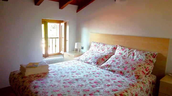 Dhomë gjumi dopio, me krevat, gardërobë, tavolina pranë krevatit dhe televizor