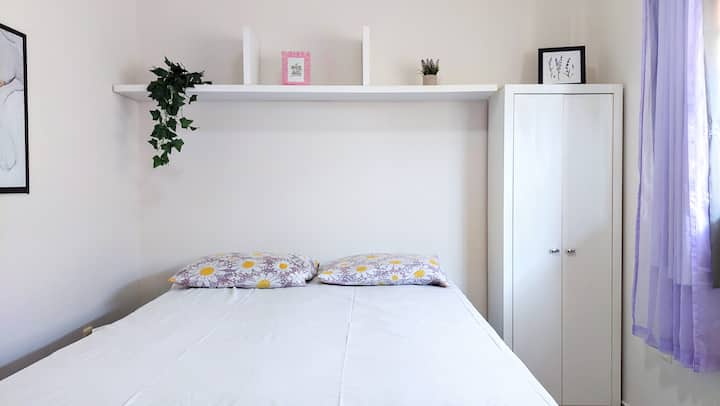 Conforto e tranquilidade para recarregar as energias. Com cama de casal e ventilador de teto, esse quarto convida ao descanso depois de um dia cheio de bons momentos. Aqui, relaxar também faz parte da experiência.