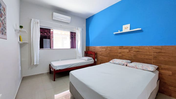 Sol, mar e bons momentos lá fora. Aqui dentro, uma suíte espaçosa com ar-condicionado e ventilador de teto espera por você para relaxar, recarregar e dormir bem. Porque descanso também faz parte da viagem.