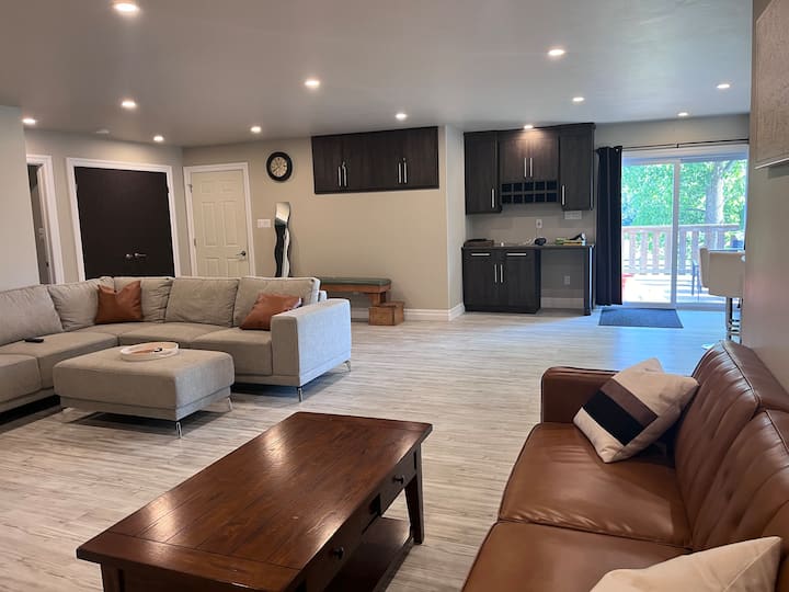 The Skyview Loft
2 Bedrooms, 4 Beds - Gibraltar, MI