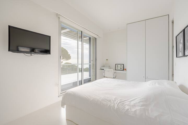 Architect-designed 5 Bedrooms Villa Cap d’Antibes