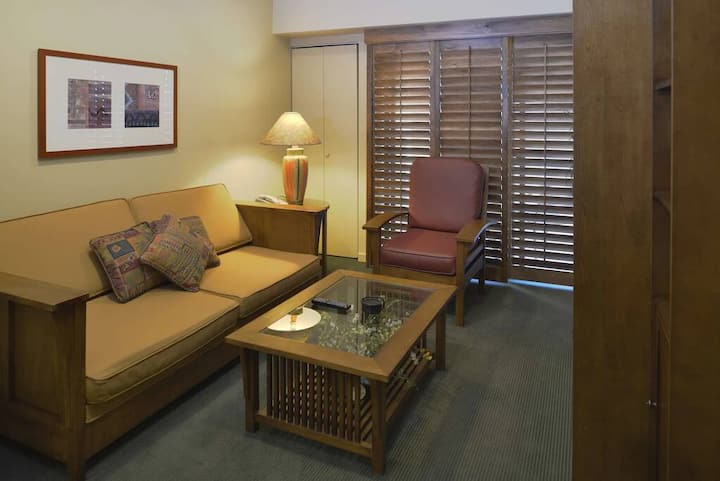 Стилният разтегателен диван, поставен във всекидневната, предлага перфектна комбинация от комфорт и удобство, създавайки топло и приветливо пространство за гостите да се отпуснат, да се насладят на престоя си и да се чувстват комфортно всеки ден.