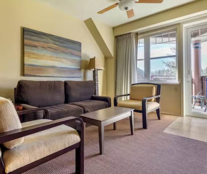 Стилскиот кауч на спуштање сместен во дневната соба нуди совршен спој на удобност и практичност, создавајќи топол и пријатен простор за гостите да се опуштат, да се релаксираат и да уживаат во престојот секој ден.