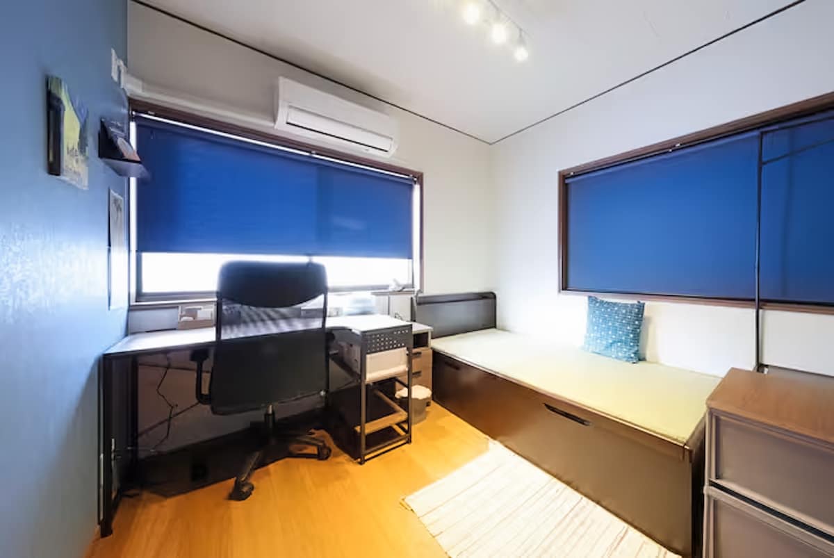 ワークデスク＋シングルサイズの畳ベッド。ベッドの中にマットレスとリネンを収納しています。必要な際にご自身でセットしてご利用いただけます。