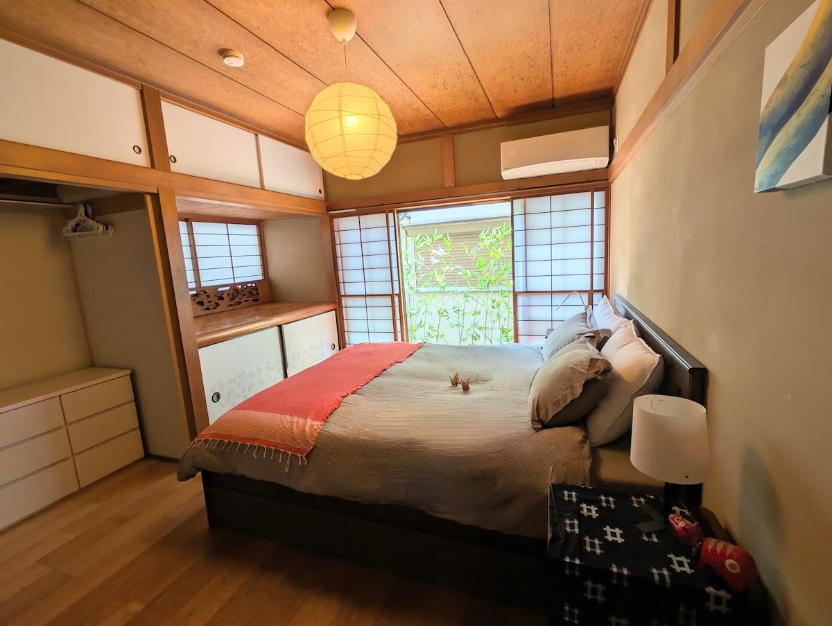 これは家の中で最も広い寝室で、雪見障子が特徴です。この伝統的な日本の窓のスタイルは、現代の家ではめったに見られませんが、穏やかで感情豊かな雰囲気を作り出し、平和な雰囲気を醸し出します。