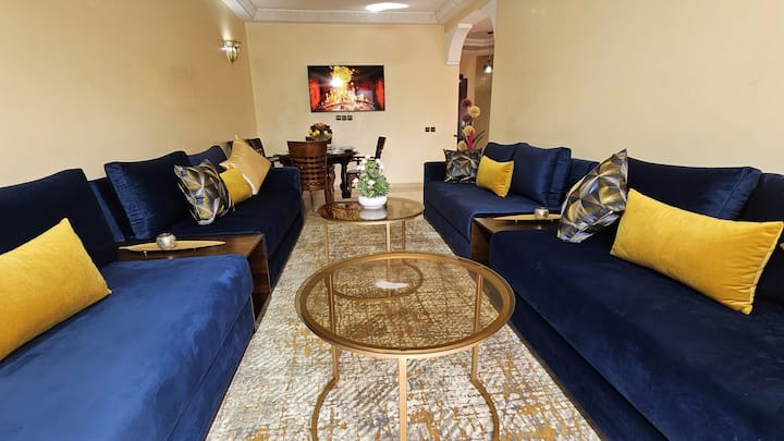 Moderan i udoban dnevni boravak s pametnim TV-om