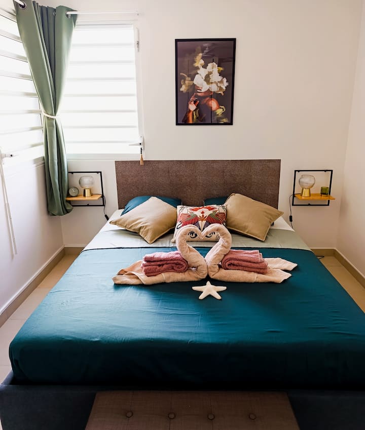 Naše sobe, osmišljene za vašu apsolutnu udobnost! Moći ćete odabrati između sljedećih opcija:
Klima-uređaj za optimalnu svježinu
ili
Birači za blagu, prirodnu ventilaciju, savršeni za one koji preferiraju tropsku atmosferu.