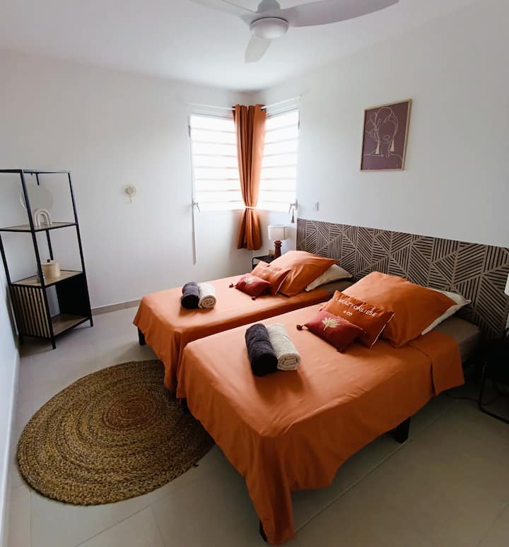 Naše sobe, osmišljene za vašu apsolutnu udobnost! Moći ćete odabrati između sljedećih opcija:
Klima-uređaj za optimalnu svježinu
ili
Birači za blagu, prirodnu ventilaciju, savršeni za one koji preferiraju tropsku atmosferu.