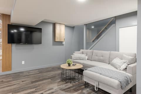 Top performing Airbnb: Steele-5 Mins West Edmonton Mall in Glenwood