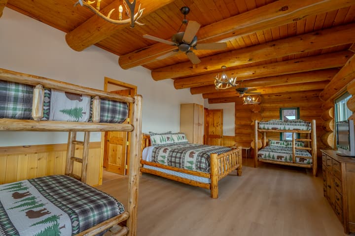 Пространа спална соба во стилот на трупци на главното ниво со 1 брачен кревет (широк 150-179 см), брачен кревет (широк 180-179 см), двокреветна соба и телевизор за опуштање по авантурата. Совршено за семејства или групи со рустикални завршетоци, тавани со дрвени греди и удобен планински шарм.