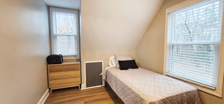 Dormitorio #2 - Cama doble (capacidad para 1 persona) y mesita de noche