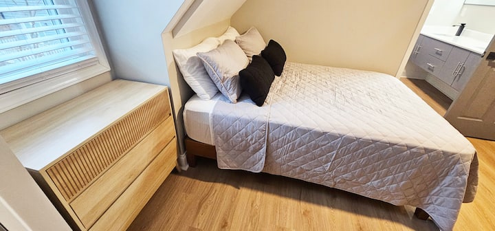 Dormitorio 1 - Cama doble / completa (capacidad para 2 personas) y mesita de noche