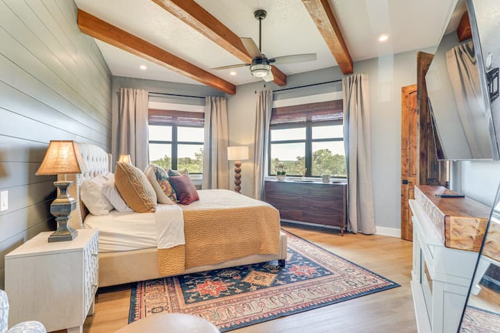 غرفة نوم بالطابق العلوي رقم 2 مع سرير بحجم كينج