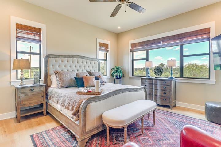 غرفة نوم رئيسية في الطابق العلوي رقم 1 مع سرير بحجم كينج