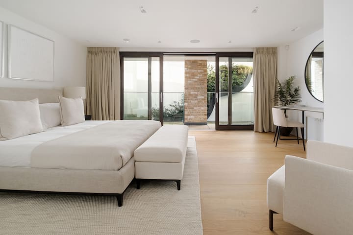 Stylish Notting Hill Home with AC and Cinema Room