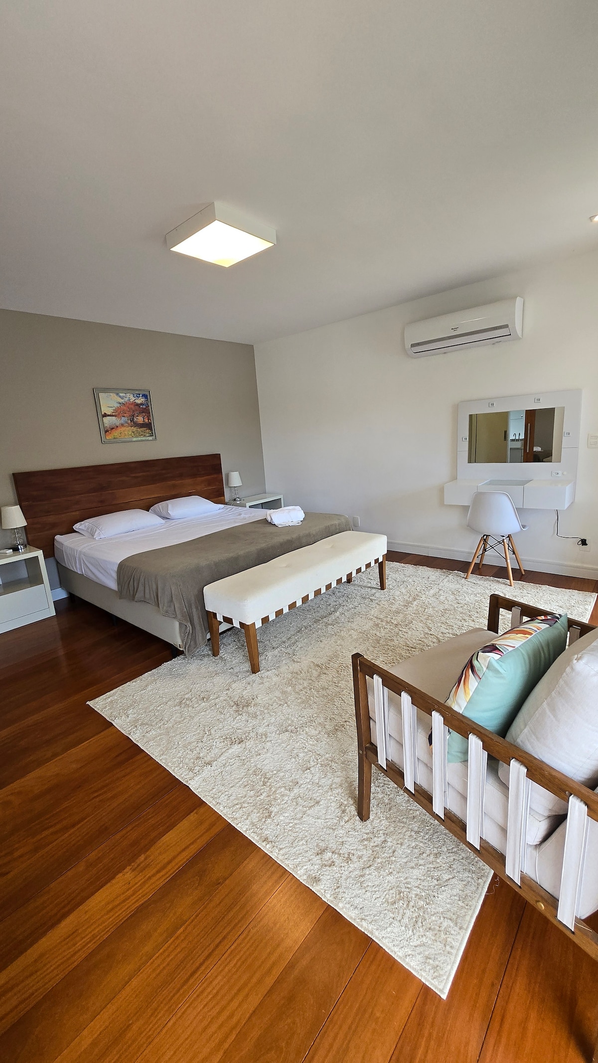 ห้องสวีทใหญ่พร้อมเตียงคิงไซส์ โต๊ะเครื่องแป้ง เครื่องปรับอากาศร้อน/เย็น และพื้นไม้