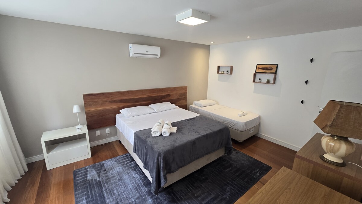 ห้องพักขนาดใหญ่พร้อมเตียงควีนไซส์และเตียงเดี่ยว เครื่องปรับอากาศแบบอินเวอร์เตอร์และลิ้นชักขนาดใหญ่ นอกจากนี้ยังมีห้องน้ำส่วนตัว