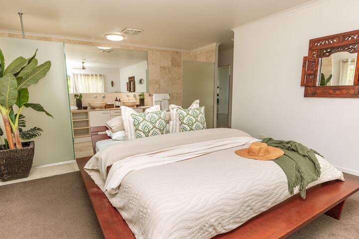 Ocean & Hinterland Views | Peaceful | Lots of room gallery image 2