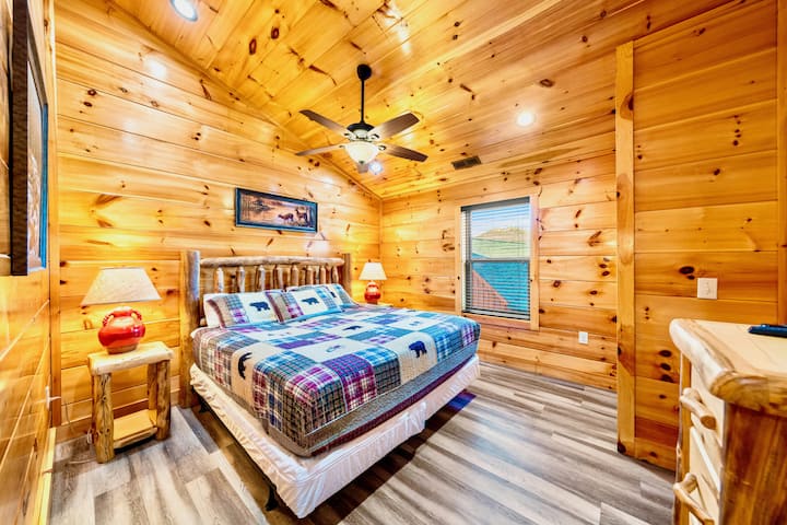 卧室4：宽敞加大双人床+独立卫生间