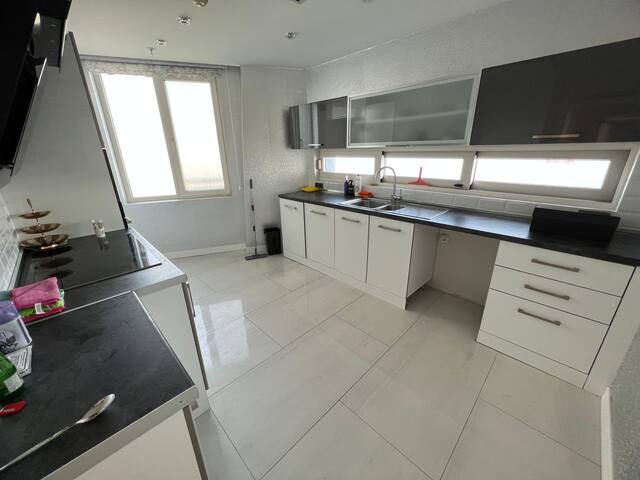 ‘King Suite Private Jacuzzi And Private Bathtub’ gallery image 5