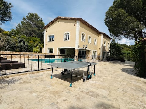 Very large Bastide, La Londe, on 1.6 hectares