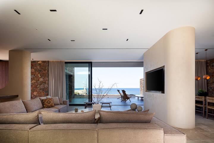 Beachfront Sanctuary w/Daily Service & Concierge gallery image 5