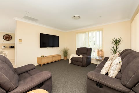 Top performing Airbnb: You Me & The Sea |Coastal Comfort & Water Glimpses in Mollymook Beach