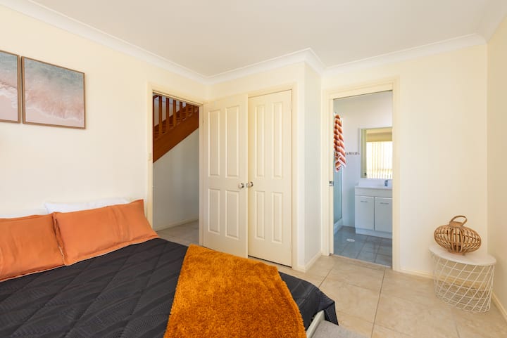 Dolje
- Potpuno novi bračni krevet (širine 150-179 cm)
- Ensuite
