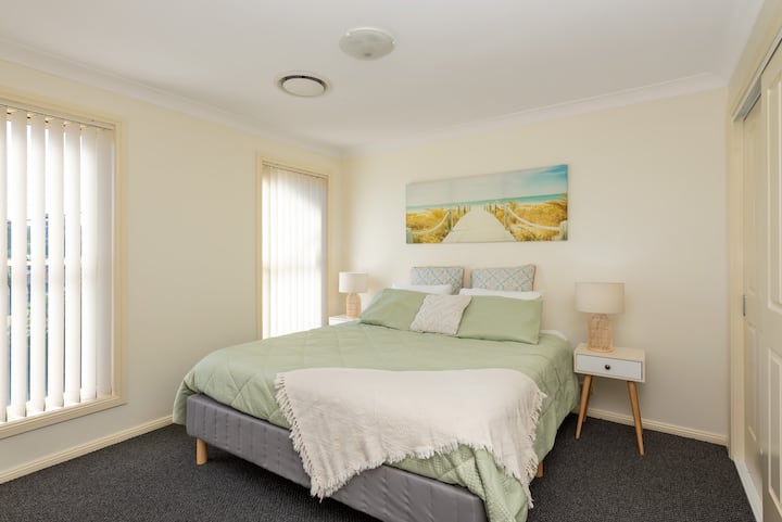 Na katu
- Potpuno novi bračni krevet
- Odvodna klima-uređaj
- Novi tepih
- garderoba
- pored glavne kupaonice