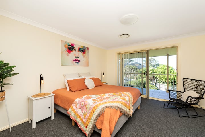 Na katu
- Potpuno novi bračni krevet
- Vrata se otvaraju prema balkonu (uživajte u morskom povjetarcu)
- Odvodna klima-uređaj
- Novi tepih
- Walk in Robe
- Ensuite