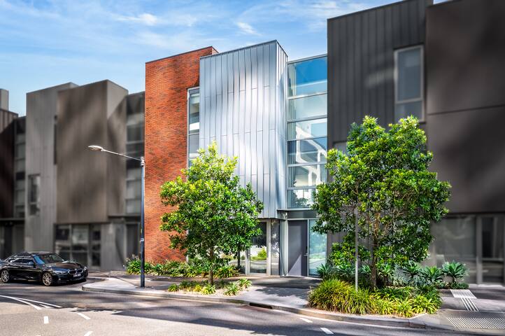 4Bedroom Millionaires Townhouse | Spacious & Cozy gallery image 3