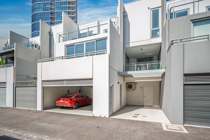 4Bedroom Millionaires Townhouse | Spacious & Cozy gallery image 4