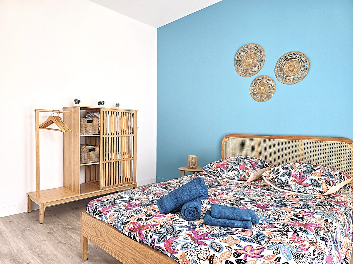 Tweepersoonskamer met 140 bed, uitzicht en directe toegang tot het terras en de tuin, opbergruimte, omkeerbare airconditioning. Handdoeken en beddengoed zijn aanwezig.