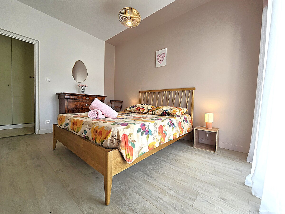 Tweepersoonskamer met 140 bed, uitzicht en directe toegang tot het terras en de tuin, opbergruimte, omkeerbare airconditioning. Handdoeken en beddengoed zijn aanwezig.