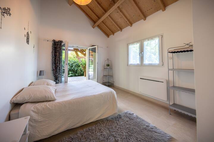 Chambre avec lit double ( 140*190cm) ouvert sur la terrasse couverte