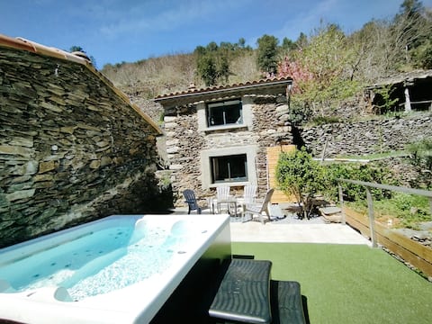 The mazet, by the water: jacuzzi, river view