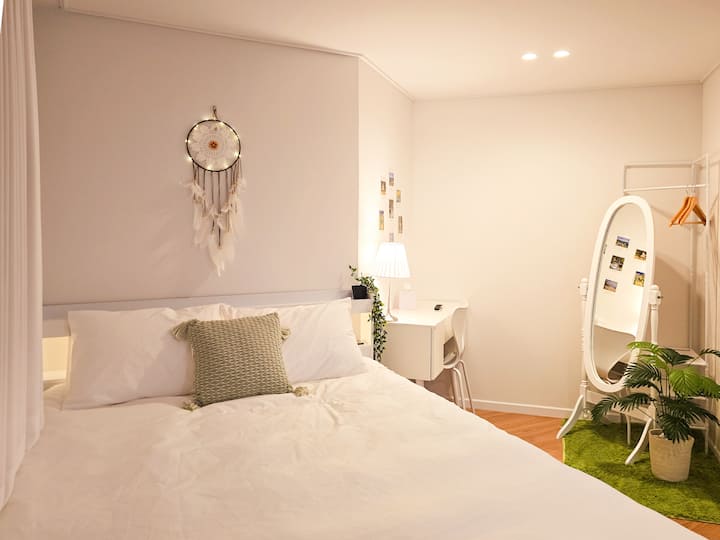 Matandiko ya hoteli ya kifahari, usafi, vyumba vya kisasa na maridadi ambavyo vimepongezwa sana na wageni wote