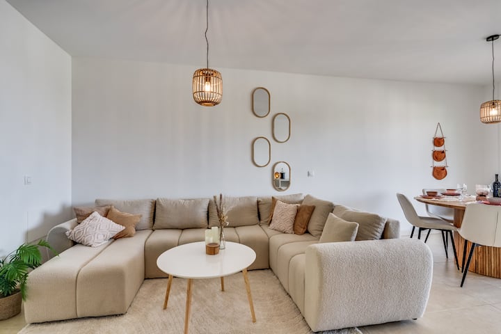 Coastal Apartment W/ Terrace & Pool - Estepona
