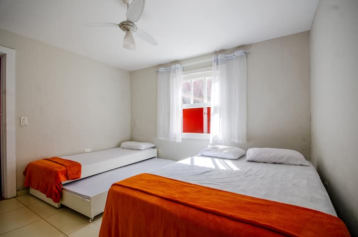 Apartman na otvorenom, pogled na zimski vrt.
Klima-uređaj i prostor za 4 osobe.