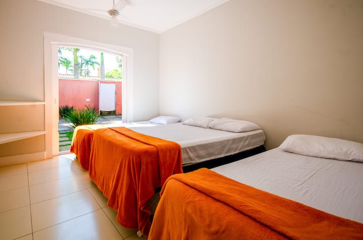 Apartmani s bračnim krevetom, 2 jednostruka kreveta i klima-uređajem.