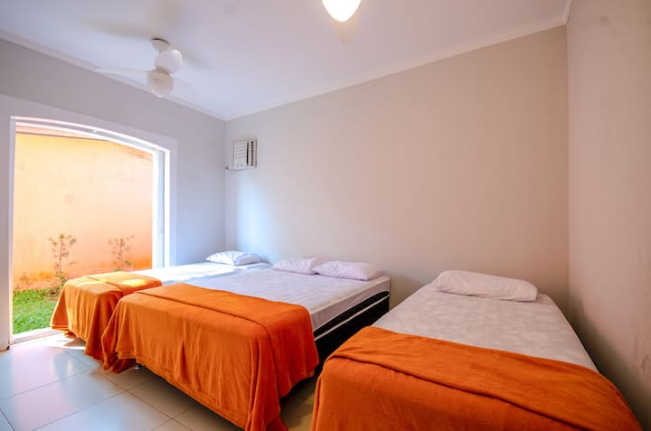 Apartman za 4 osobe s klima-uređajem i pogledom na vrt...
