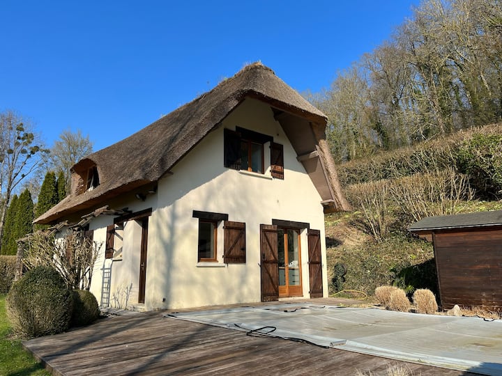 Chaumière normande avec piscine naturelle