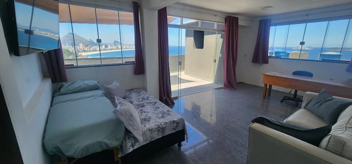 左侧有按摩桌，右侧是全新的单人床/单人床。  最右侧还有一张大型办公桌，配备高速互联网/无线网络和大型舒适沙发。 