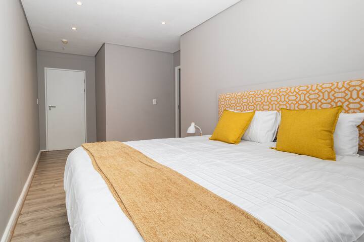 3 B.R. Apartment in City Center with Hotel Perks gallery image 5