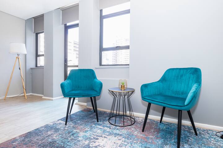 3 B.R. Apartment in City Center with Hotel Perks gallery image 3