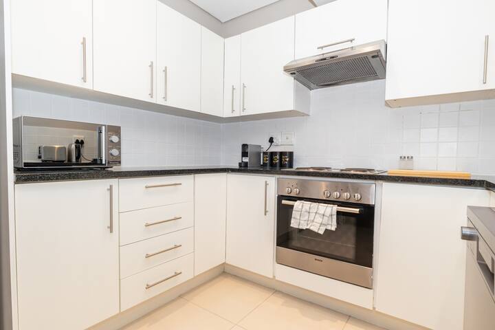 3 B.R. Apartment in City Center with Hotel Perks gallery image 4